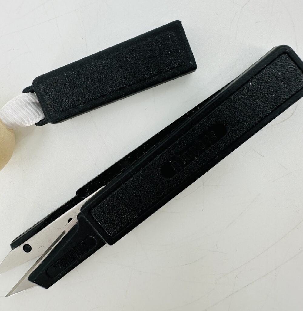 Gingher Featherweight Thread Snip 3 1/2" Sharper Blades Ideal for Quilters